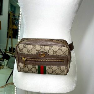 Gucci waist purse can be worn. Over shoulder too vintage